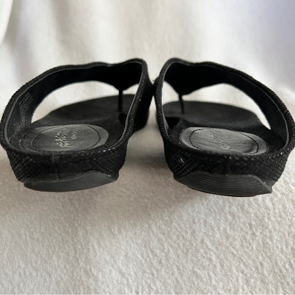 NWOB Kenneth Cole Vegan Suede Flip Flop Sandals - Picture 9 of 12